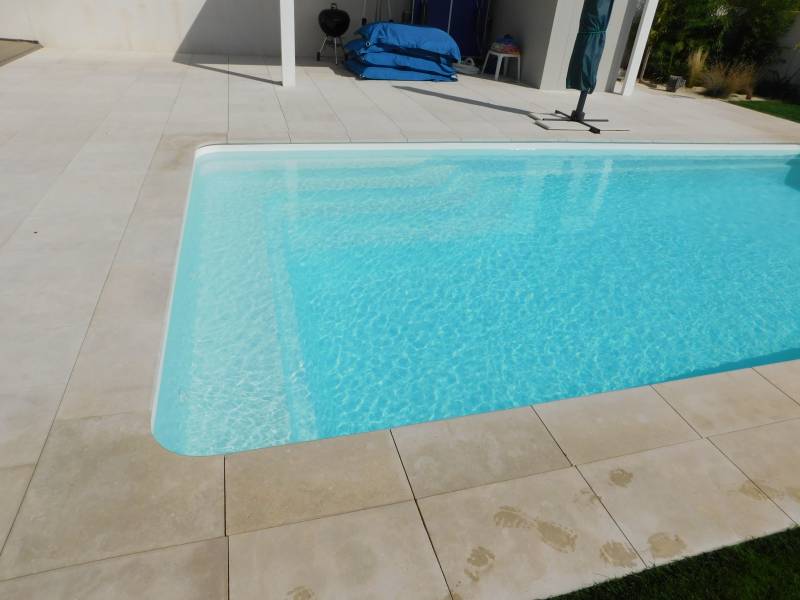 Vente et pose d'une piscine coque polyester avec escalier d'angle et banquette à Nimes