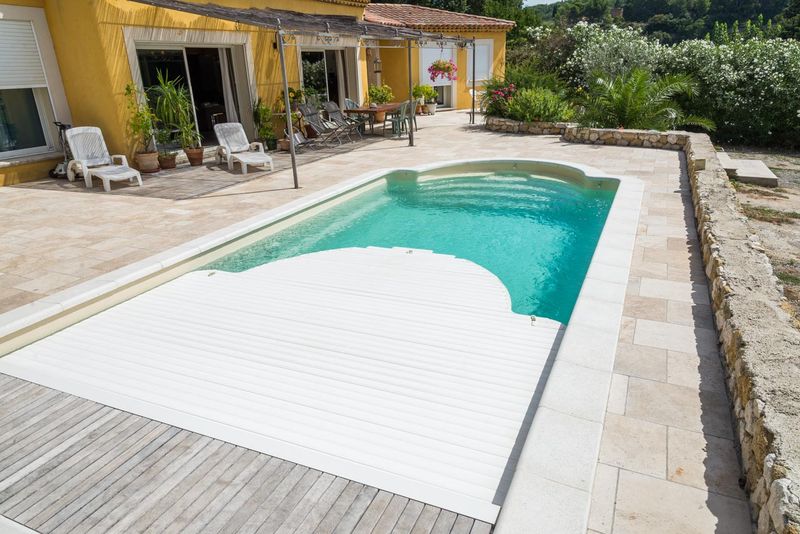 piscine coque polyester MONOBLOC avec couverture automatique aux normes NFintégrée