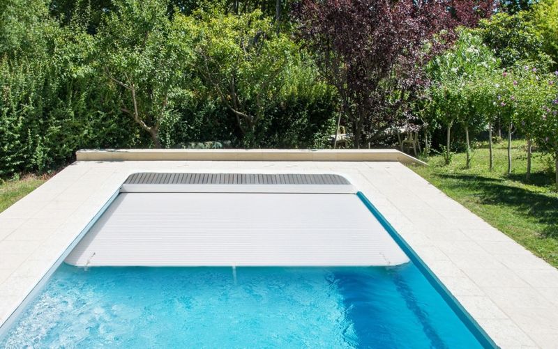 Acheter une piscine coque polyester rectangulaire avec volet roulant intégré