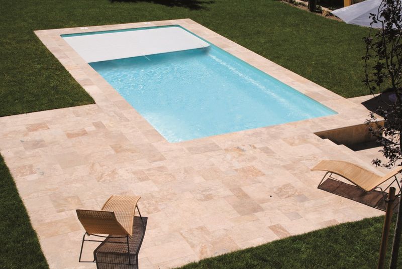 Acheter une piscine polyester rectangulaire a fond plat avec une couverture automatique sans réduction du plan d'eau