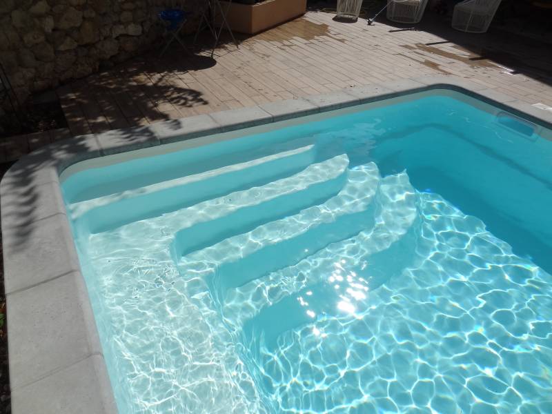 Modèle de piscine coque polyester design de petite dimension sur Marseille