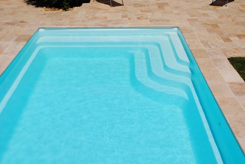 Escalier piscine coque polyester rectangulaire modèle Féroé avec couverture automatique immergée EN FOND