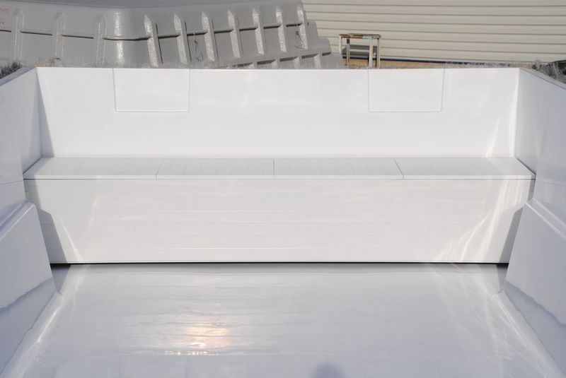 Piscoines coque polyester avec un banc et une couverture immergée automatique