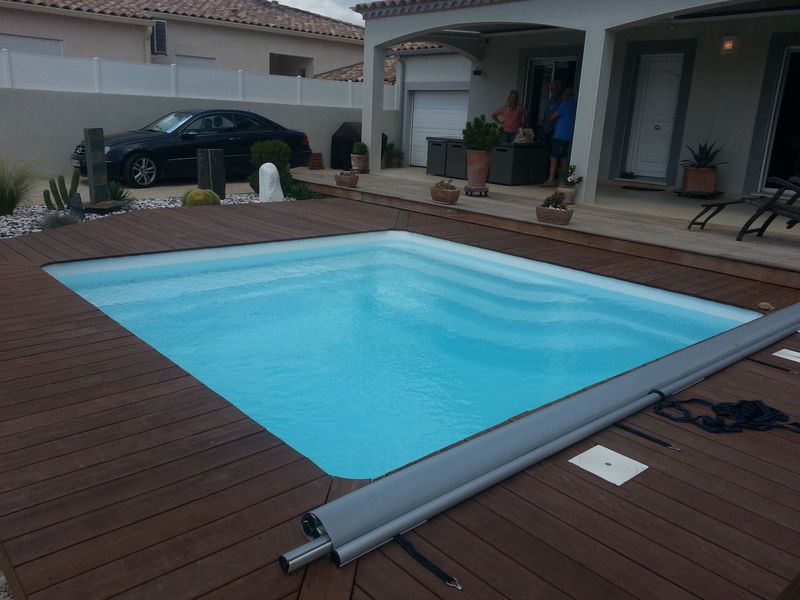 piscine coque polyester moderne sans margelles