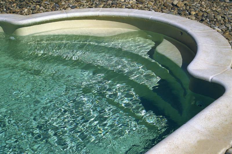 Esaclier piscine coque fond incliné banquette Bézier dans l'Hérault
