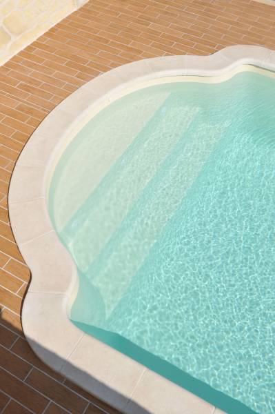 Escalier roman piscine coque polyester à l'achat sur Istres 13