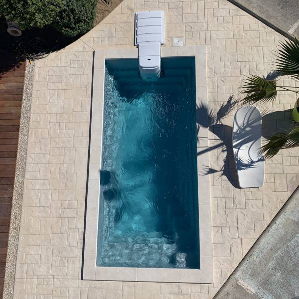 Installation d'une petite piscine coque polyester pour petit terrain à Marignane