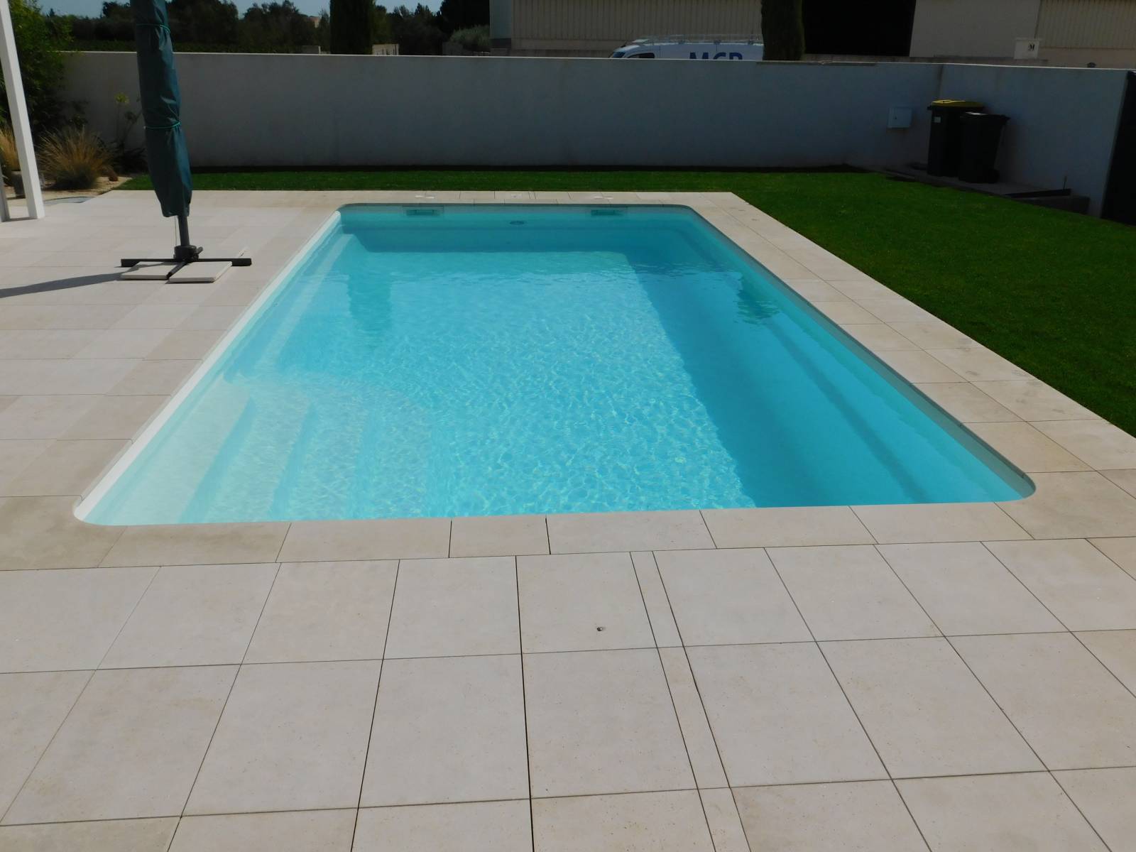 Acheter une piscine coque polyester 8X4 sur Lyon 69