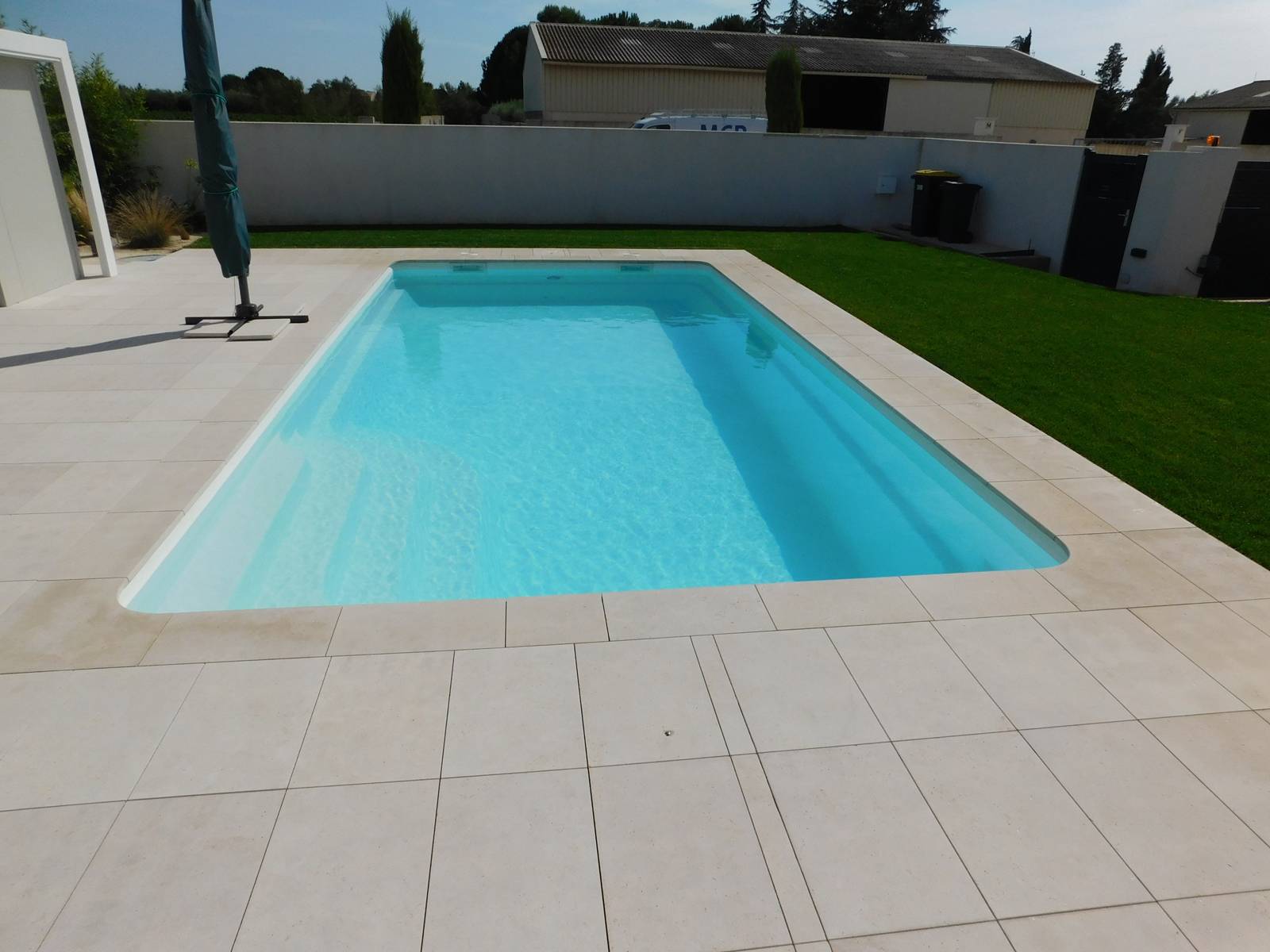 Prix d'une piscine coque polyester 8X4 avec pose sur Grenoble