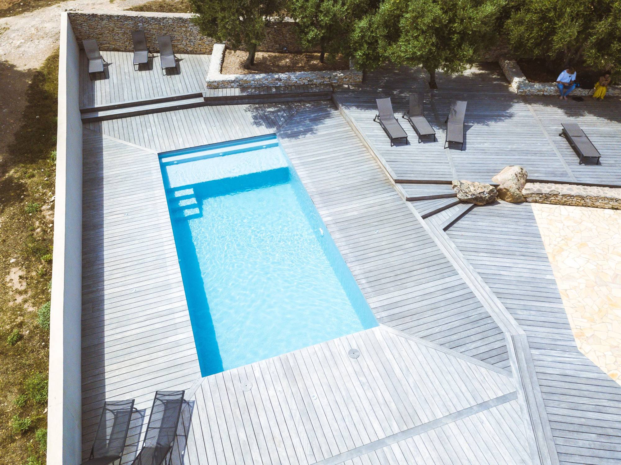 PISCINE COQUE GRISE EN POLYESTER AVEC PLAGE INSTALLÉE EN CORSE