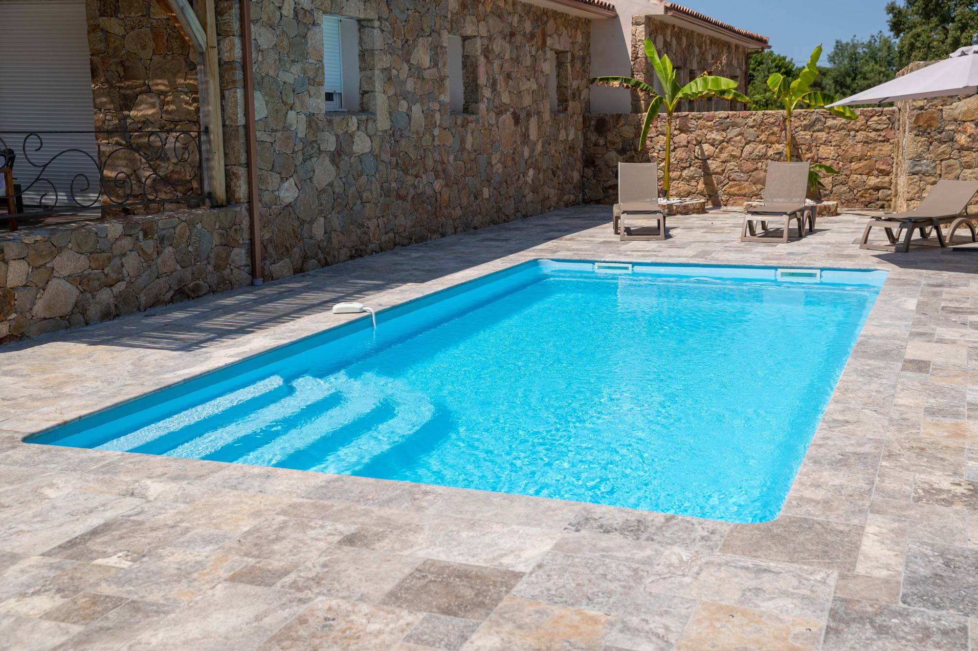 ACHETER UNE PISCINE COQUE POLYESTER 8X4 A FOND PLATS A LYON DANS LE RHONE