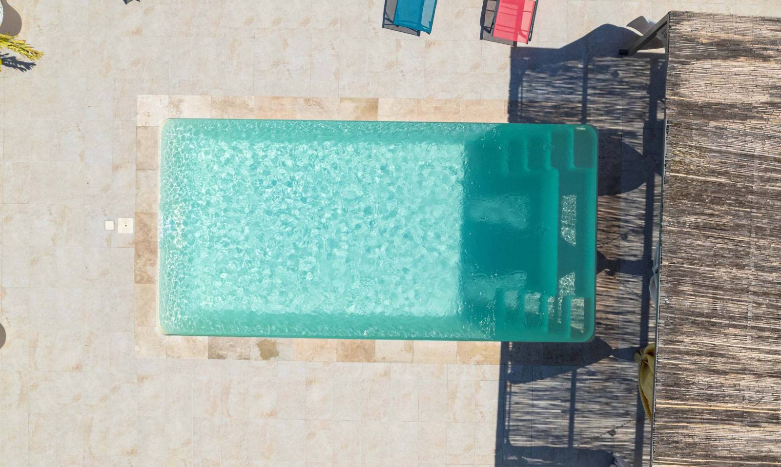 PISCINE COQUE POLYESTER RECTANGULAIRE AVEC ESCALIERS D'ANGLES ET BANQUETTE MODÈLE JERSEY