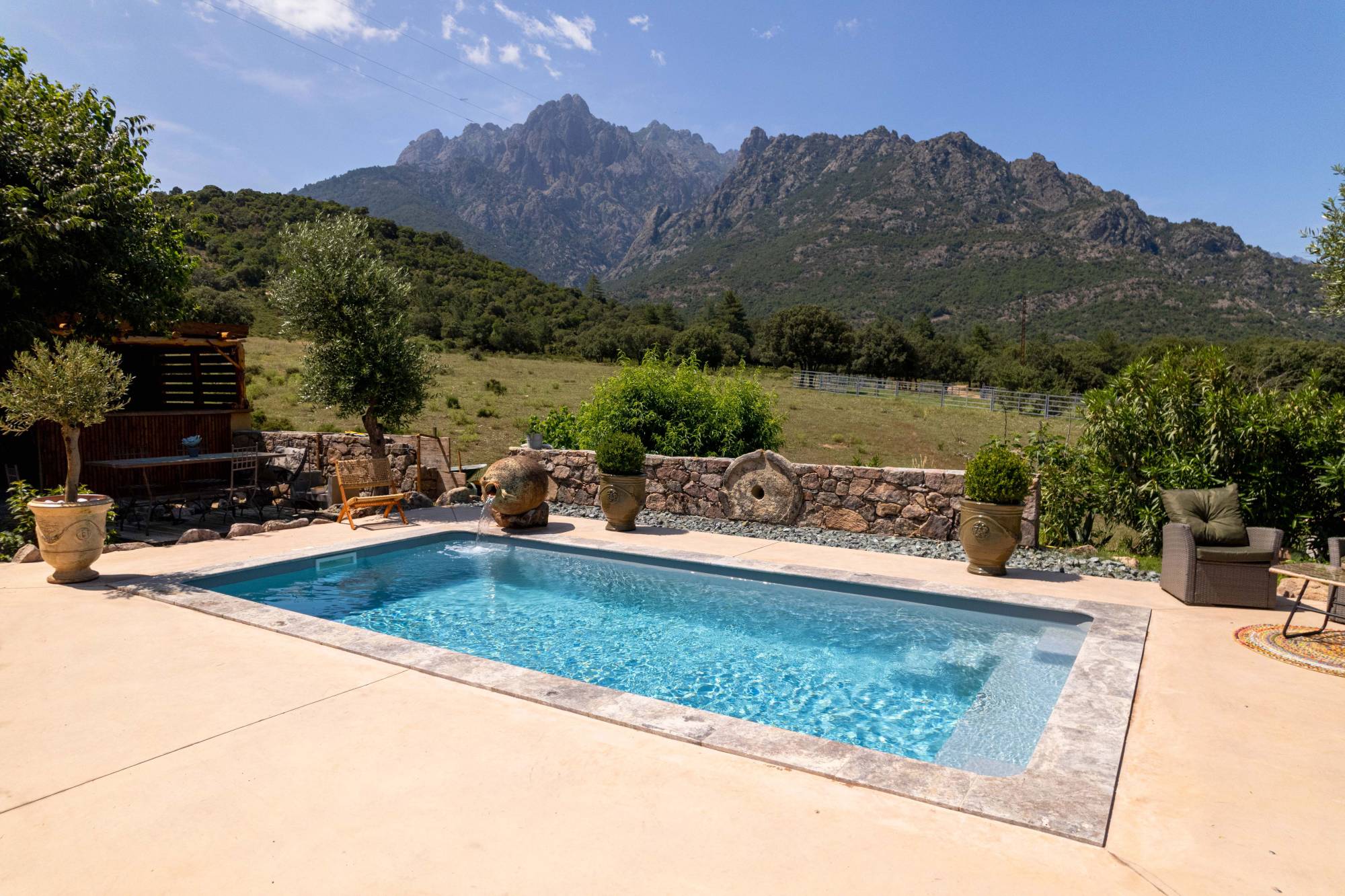 ACHETER UN PISCINE COQUE RECTANGULAIRE PAROIS DROITE ET MARGELLES EN TRAVERTIN