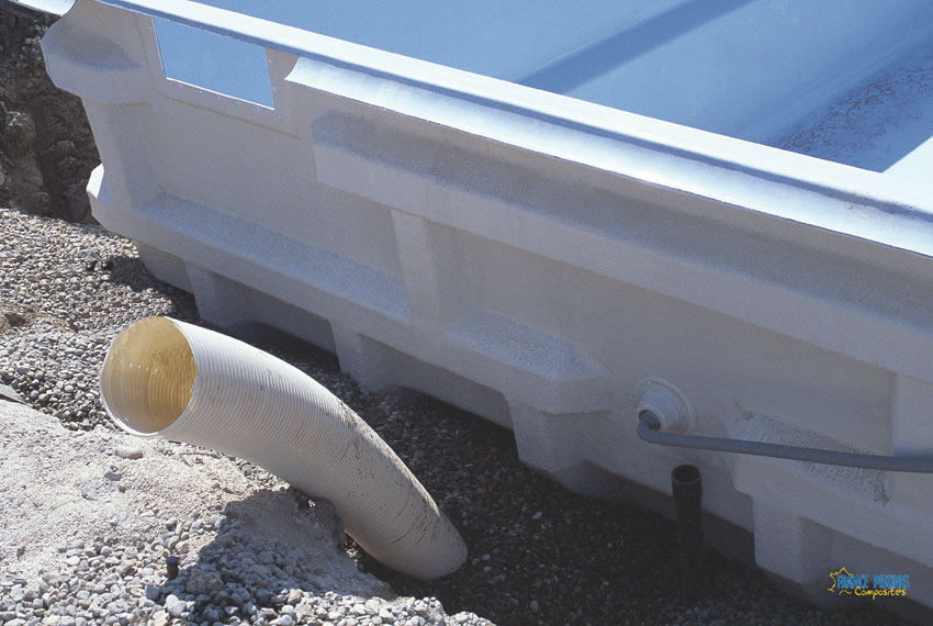 INSTALLATION COMPLETE PRET AU BAIN D'UNE PISCINE EN POLYESTER