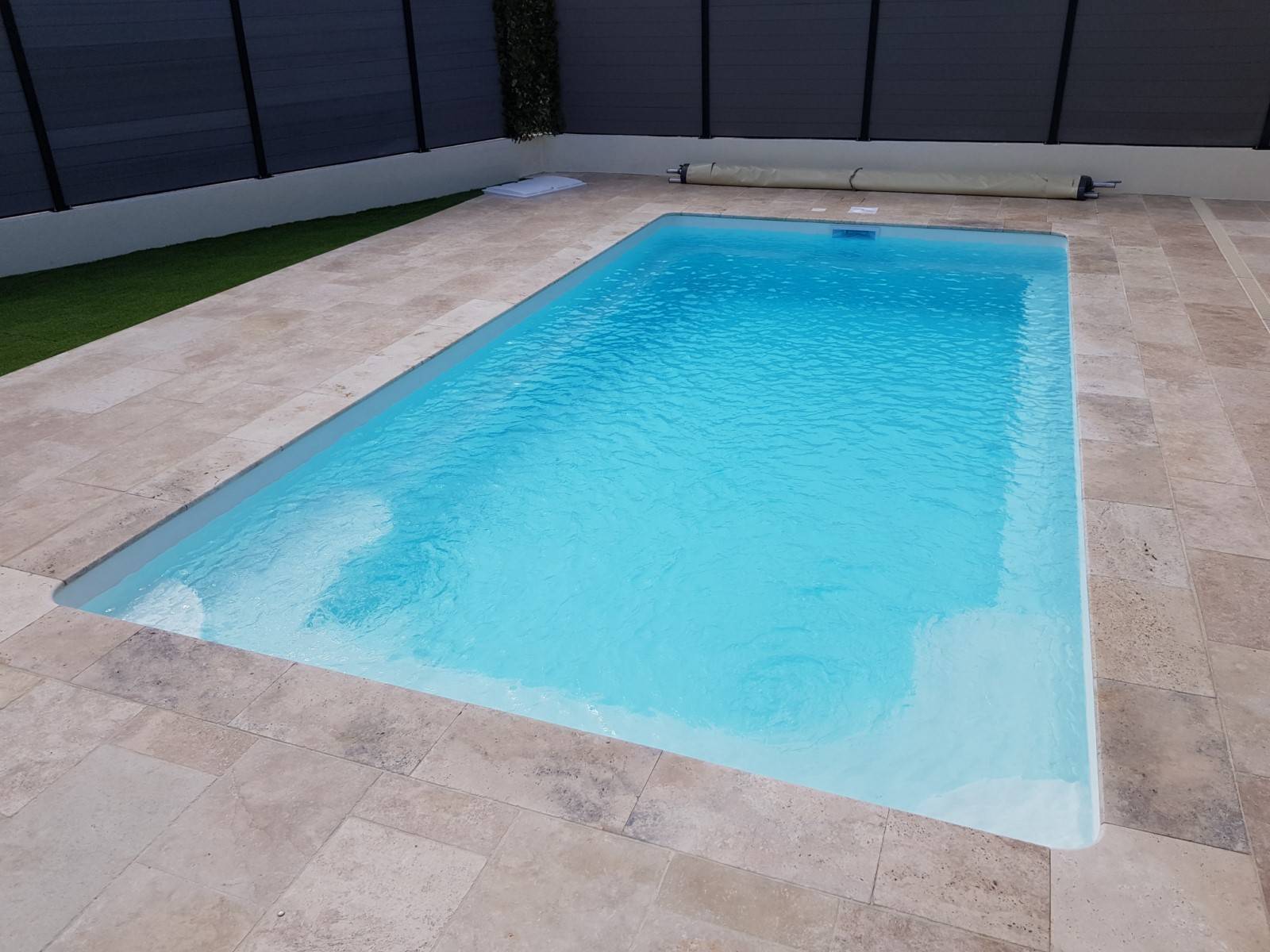 PISCINE COQUE POLYESTER FOND EN PENTE DOUCE AVEC ESCALIER D'ANGLE ET BANQUETTE MODÈLE BALÉARES