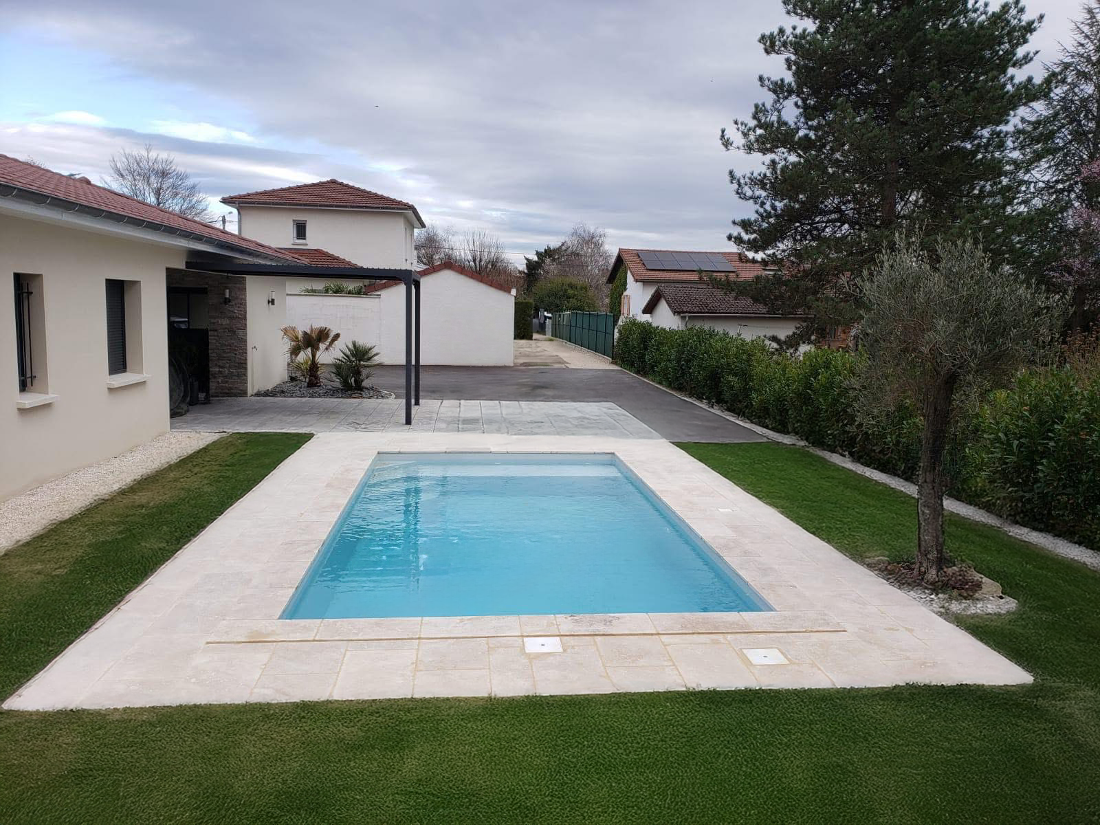 NOUVELLE PISCINE COQUE POLYESTER AVEC PLAGE ET ESCALIER D'ANGLE MODÈLE JAVA
