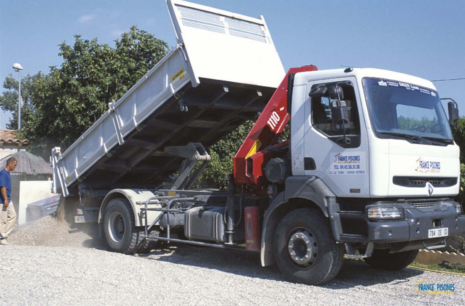 Luvraison gravier avec camion benne