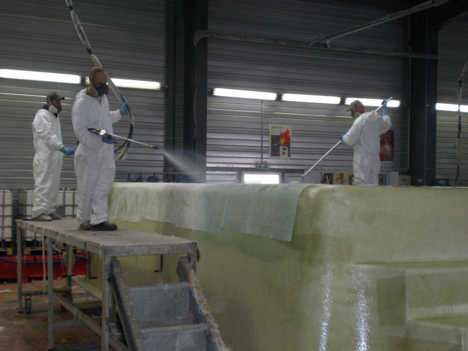 Application de mat de verre piscine coque