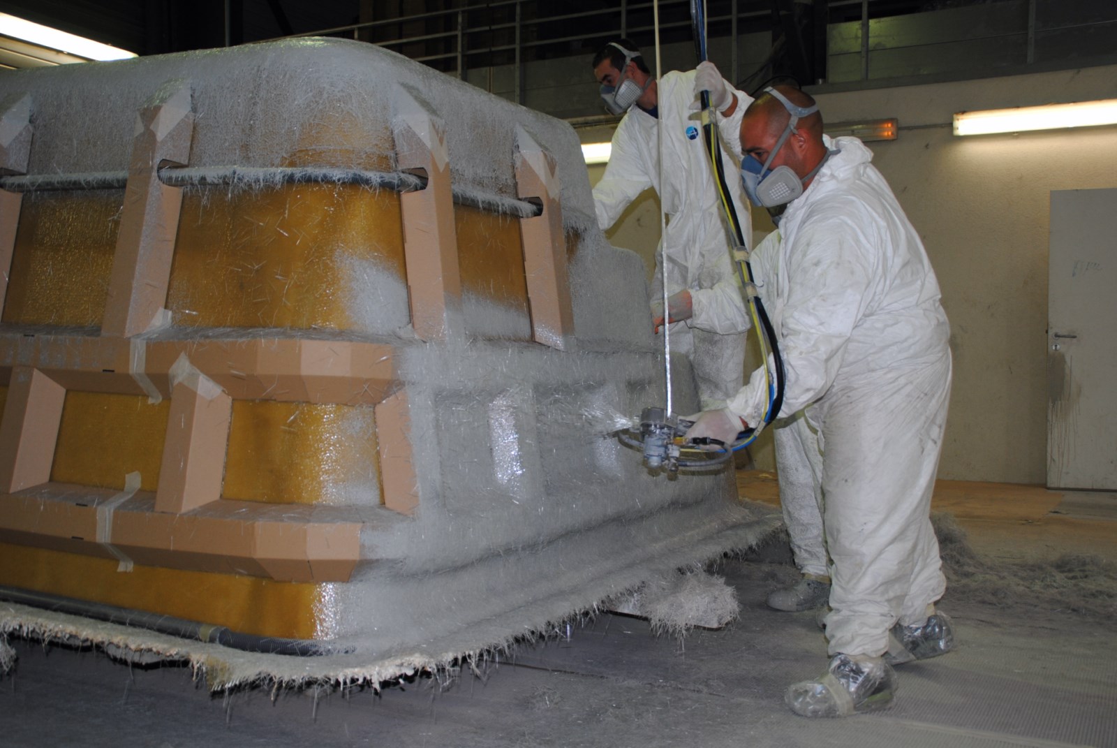 Projection simultanée de fibre de verre à istres résine teintée contre les agressions chimiques