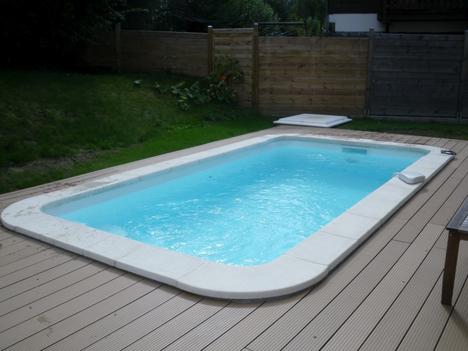 Piscine polyester moins de 10m2 pour petits jardins avec escaliers d'angle à Grenoble