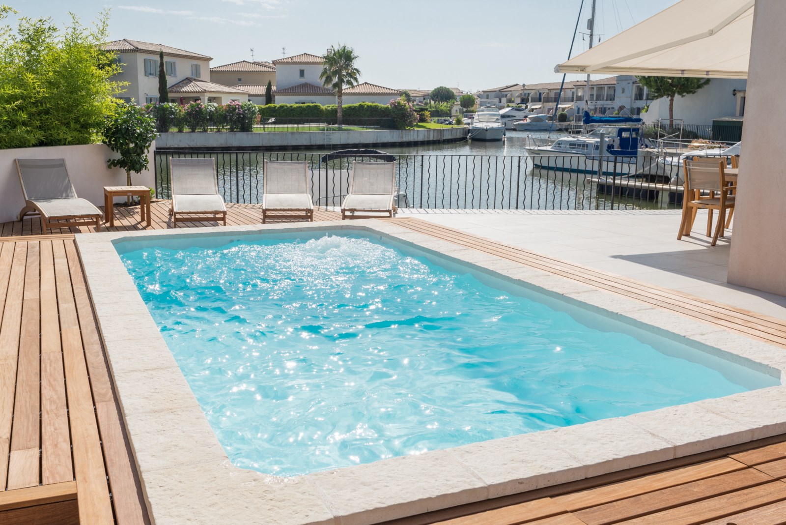 Piscine polyester avec options balneo nage à contre courant sur Nimes