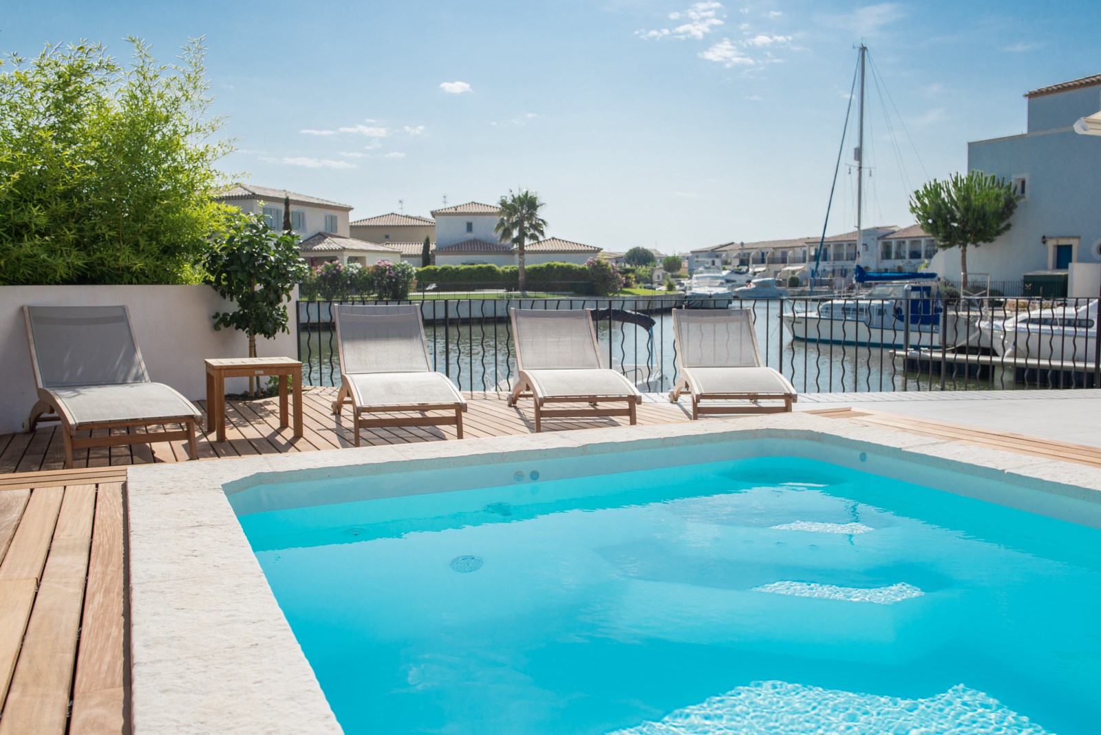 Escalier d'angle piscine polyester à Nimes prix