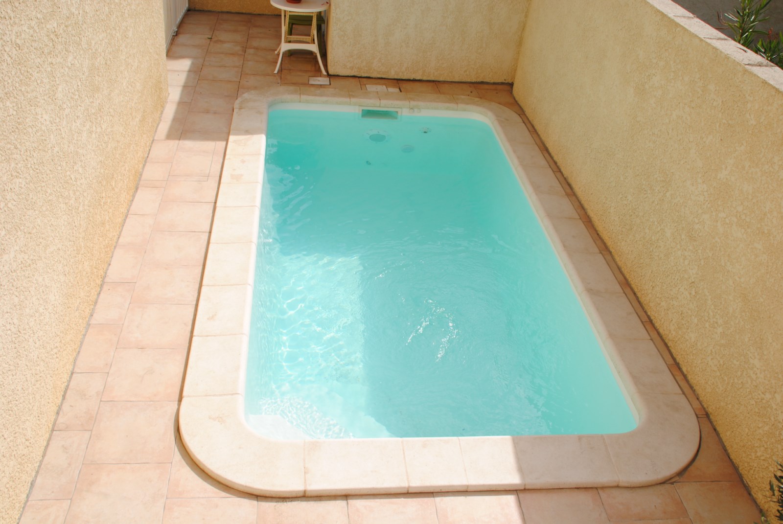 Piscine coque polyester de 10M2 pour petit terrain à Istres prix