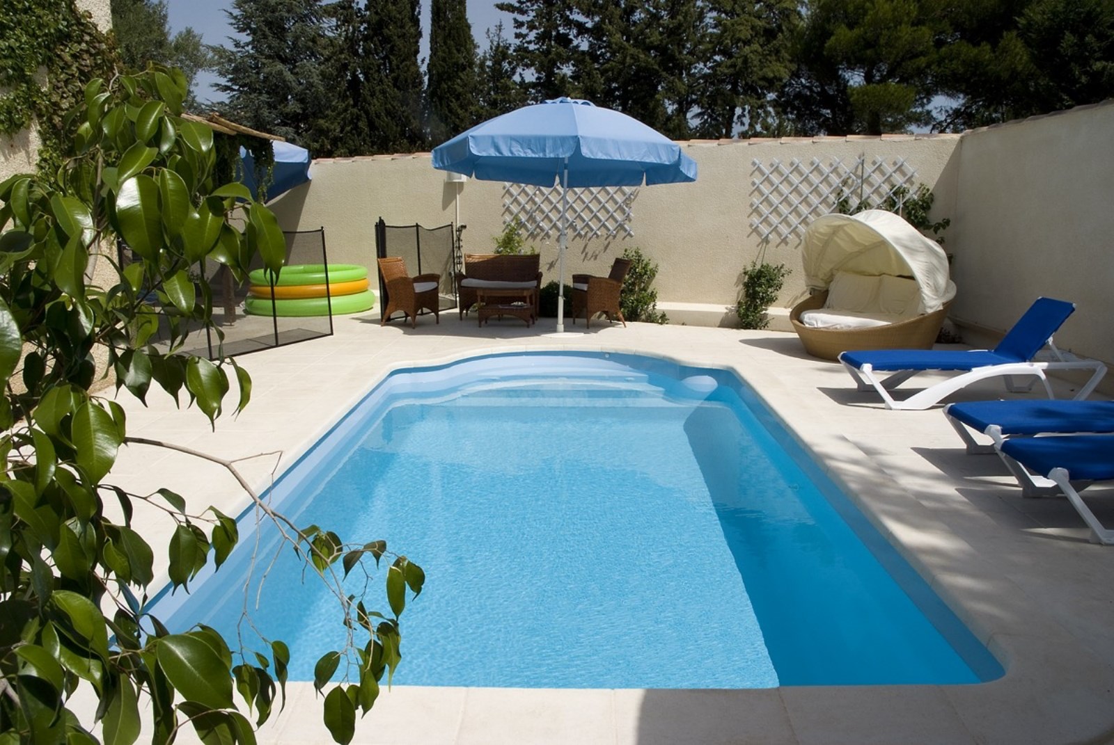 Piscine polyester à fond plat avec escalier roman à Miramas