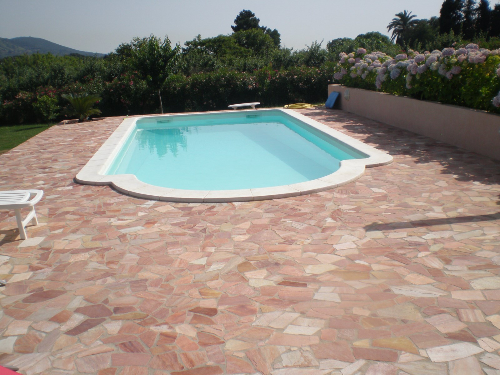Réalisation d'un piscine polyester avec escalier roman en Corse