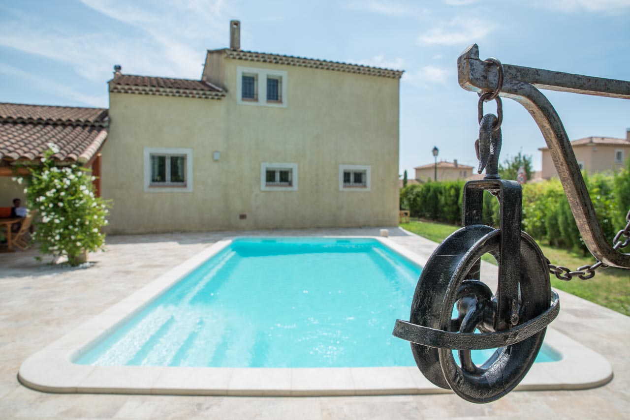 Piscine rectangulaire 7X4 avec banquette et escalier design sur Lyon