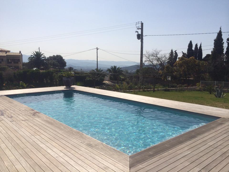 Piscine coque polyester 8X4 rectangulaire vente et installation en Ardèche