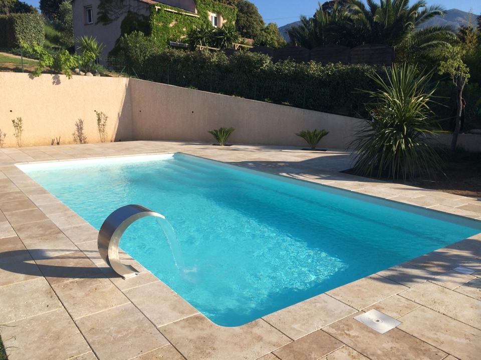 Piscine coque 9X4 à Lyon rectangulaire  moderne