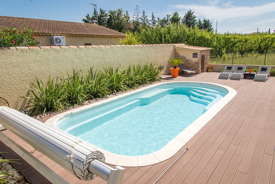 Piscine coque avec volet roulant mobile sur rails