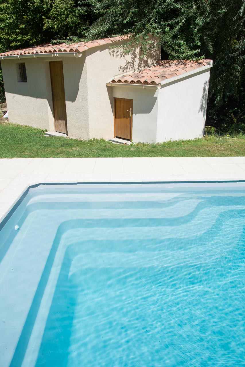 Escalier piscine coque volet roulant et banquette à vendargue