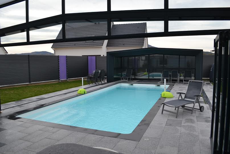 Modèle de piscine coque polyester avec couverture en fond sur Chambéry