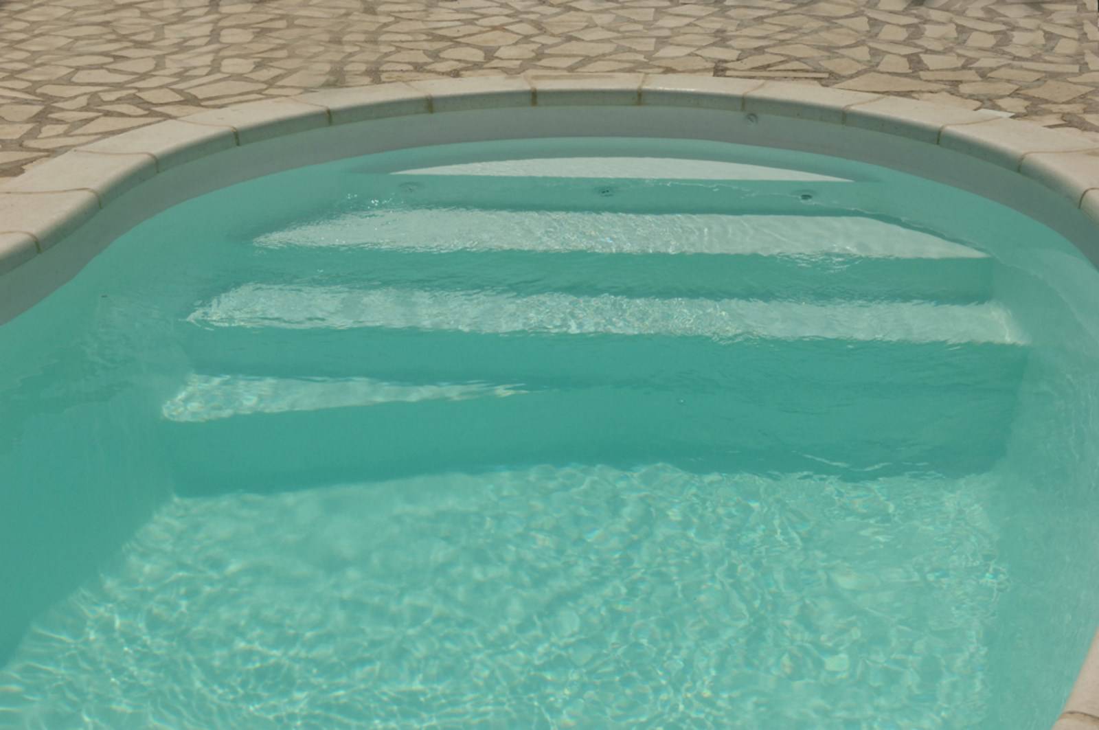 Piscine forme haricot 8X4 avec escalier de faible encombrement