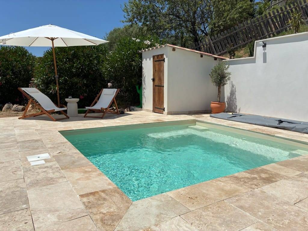 NOUVELLE PISCINE COQUE POLYESTER DE MOINS DE 10M2 À FOND PLAT AVEC ESCALIER D'ANGLE MODÈLE PALMA