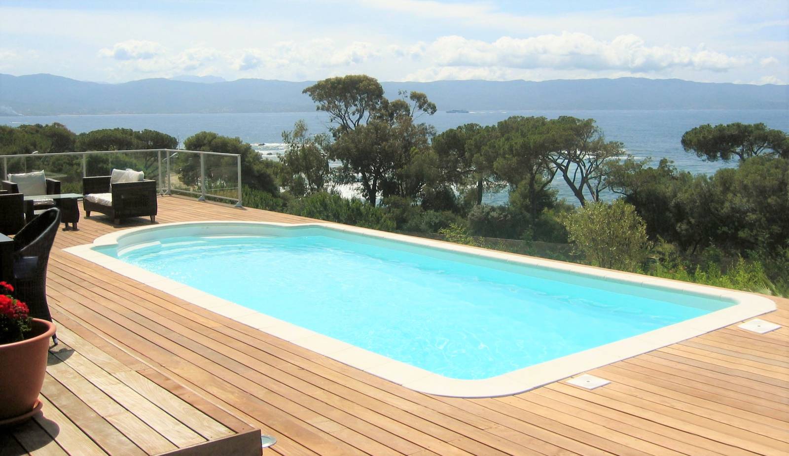 PISCINE COQUE POLYESTER AVEC ESCALIER ROMAN ET FOND INCLINÉ MODÈLE HAWAI