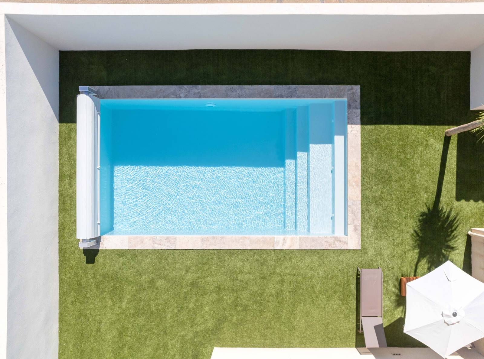 PISCINE COQUE POLYESTER À FOND PLAT, ANGLES DROITS ET PAROIS DROITES MODÈLE PHILIPPINES