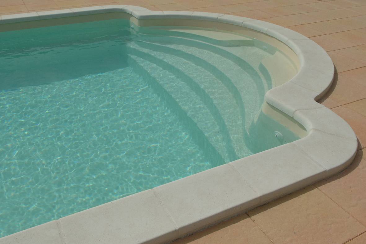 Piscine polyester 10X4 vente et installation sur Aix dans les Bouches du Rhône