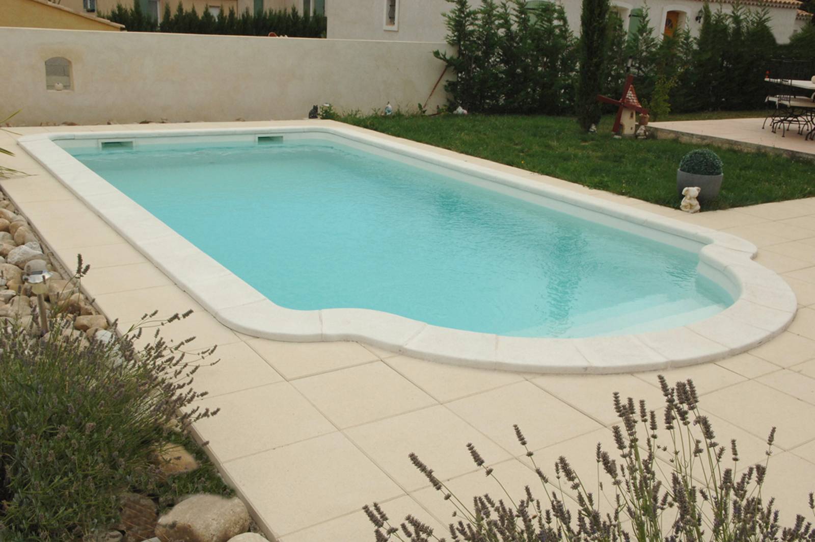 Piscine coque polyester escalier roman dans le Vaucluse