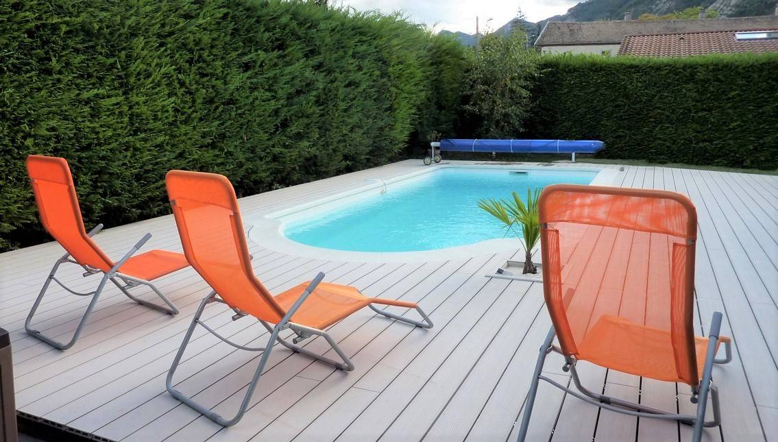 PISCINE COQUE POLYESTER AVEC ESCALIER ROMAN ET FOND PLAT MODÈLE MALTE
