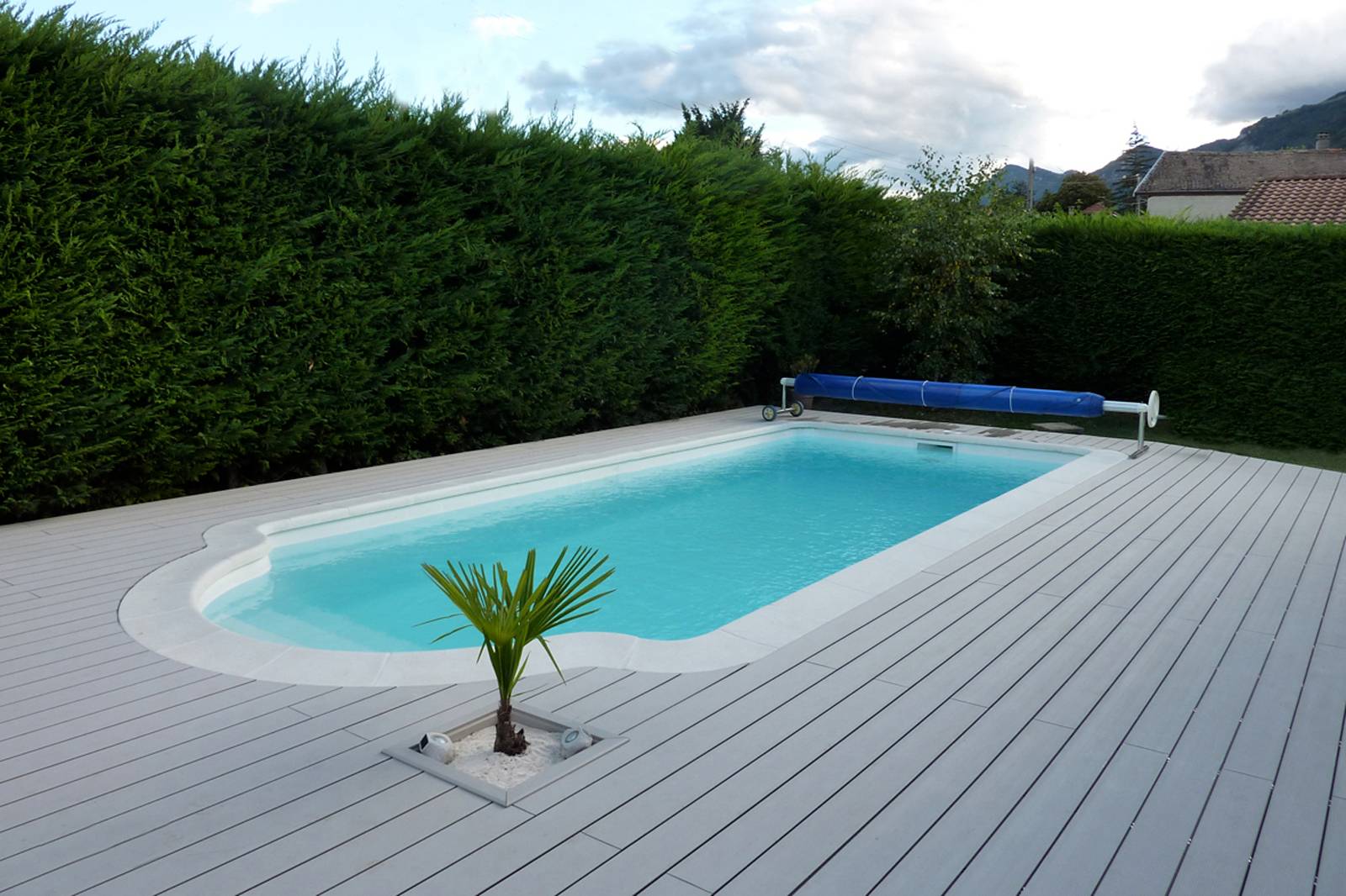 Piscine coque plage composites grise réalisée sur Grenoble