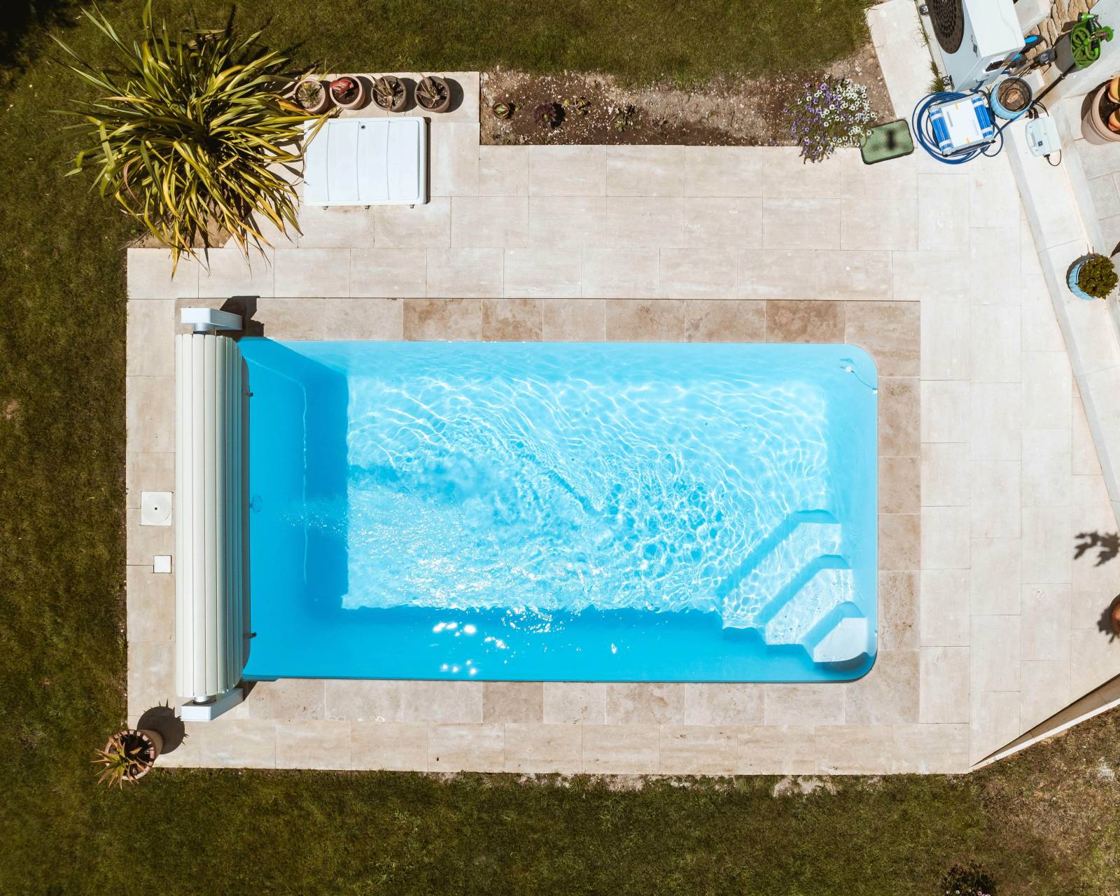 PISCINE COQUE POLYESTER À FOND PLAT AVEC ESCALIER D'ANGLE MODÈLE MAJORQUE