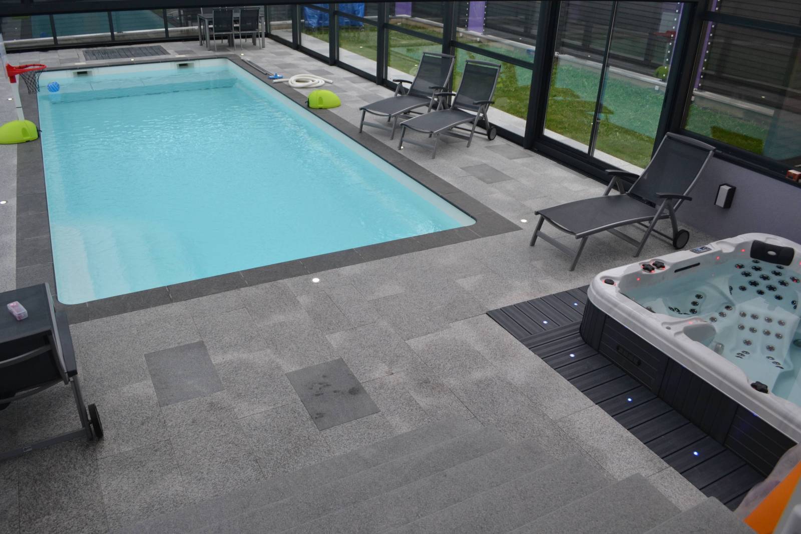 PISCINE COQUE POLYESTER AVEC COUVERTURE AUTOMATIQUE IMMERGÉE EN FOND MODÈLE BALI