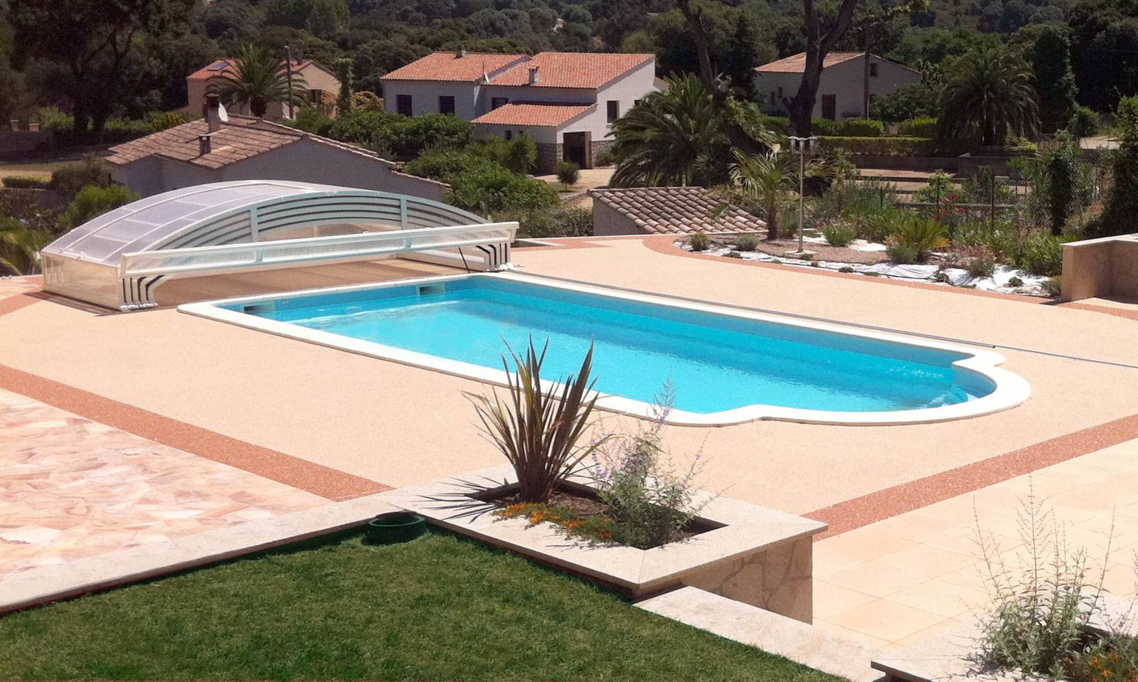 PISCINE COQUE POLYESTER À FOND PLAT AVEC ESCALIER ROMAN MODÈLE CORSICA