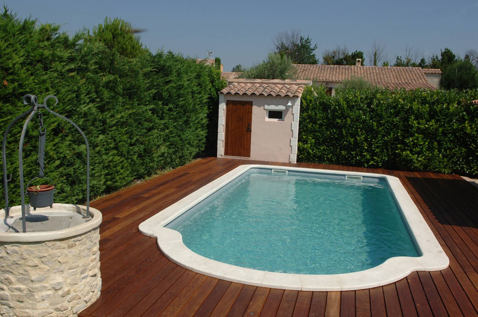 Piscine coque polyester grise réalisée sur Eyguieres