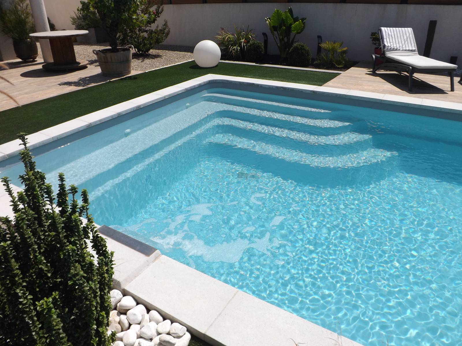 Prix piscine coque polyester 8X4 sur Lyon avec pose