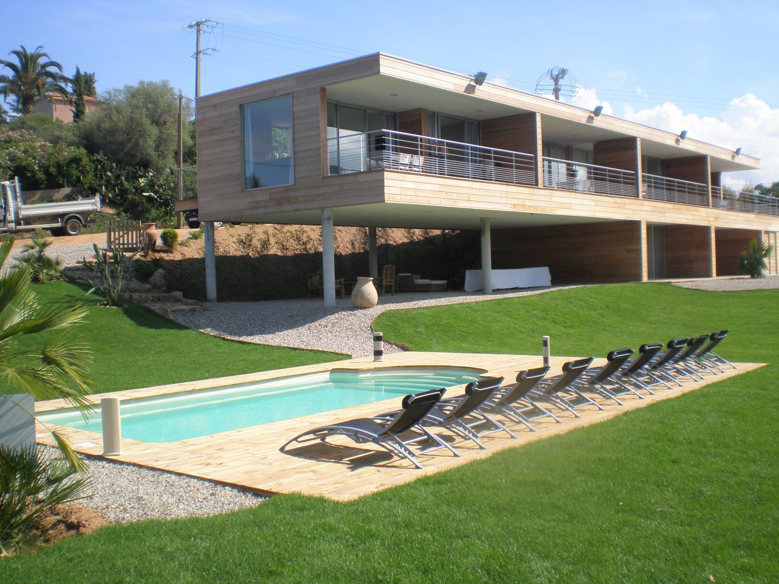 Piscine coque polyester avec escalier roman sur Lyon 69