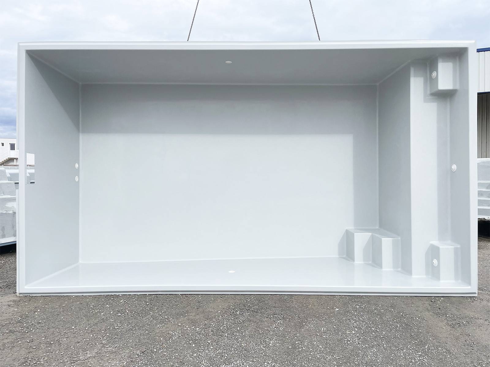 NOUVELLE PISCINE COQUE POLYESTER AVEC PLAGE ET ESCALIER D'ANGLE MODÈLE LAVEZZI